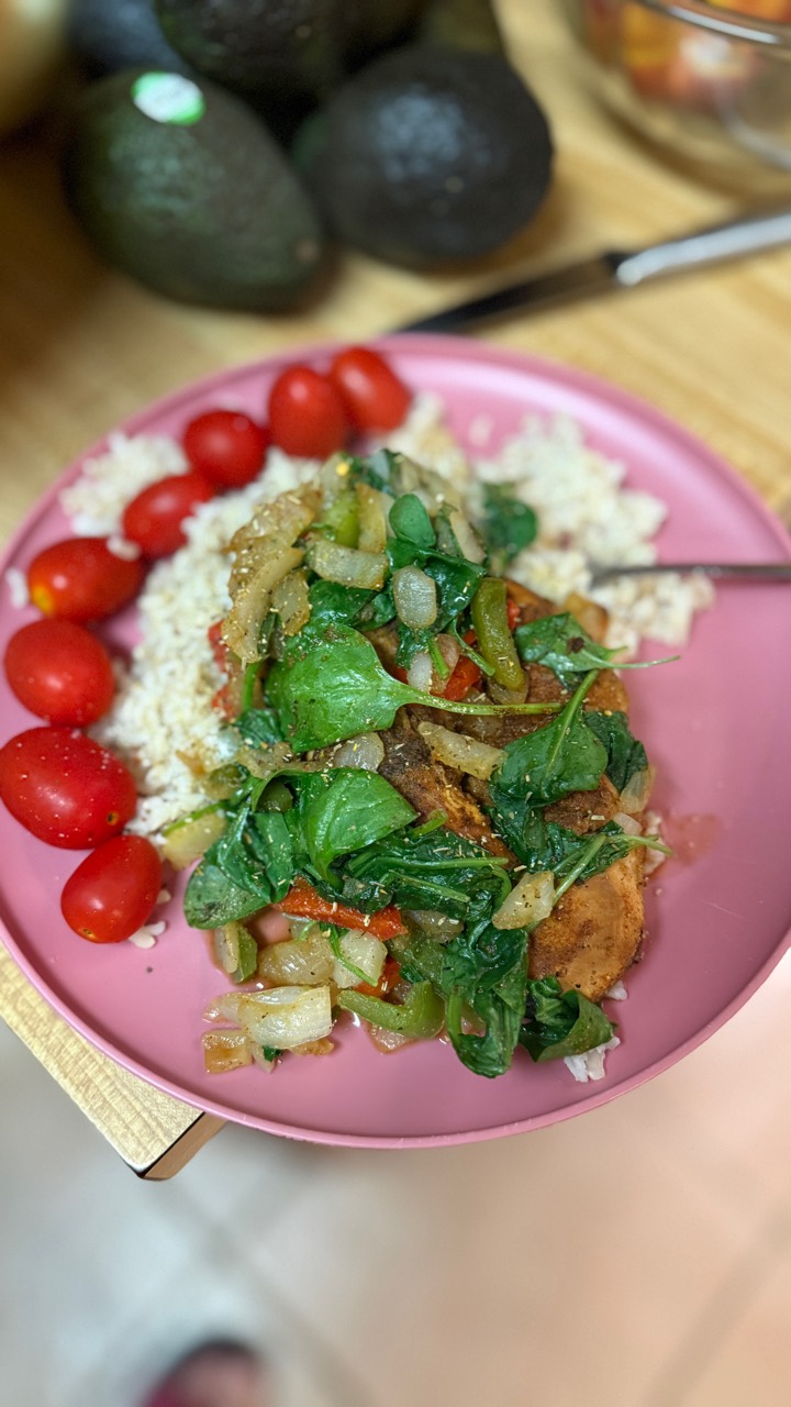Seared chicken with spinach, vegetables and rice