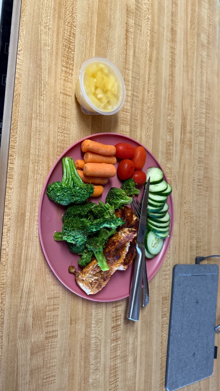 Chicken and broccoli with fresh vegetables
